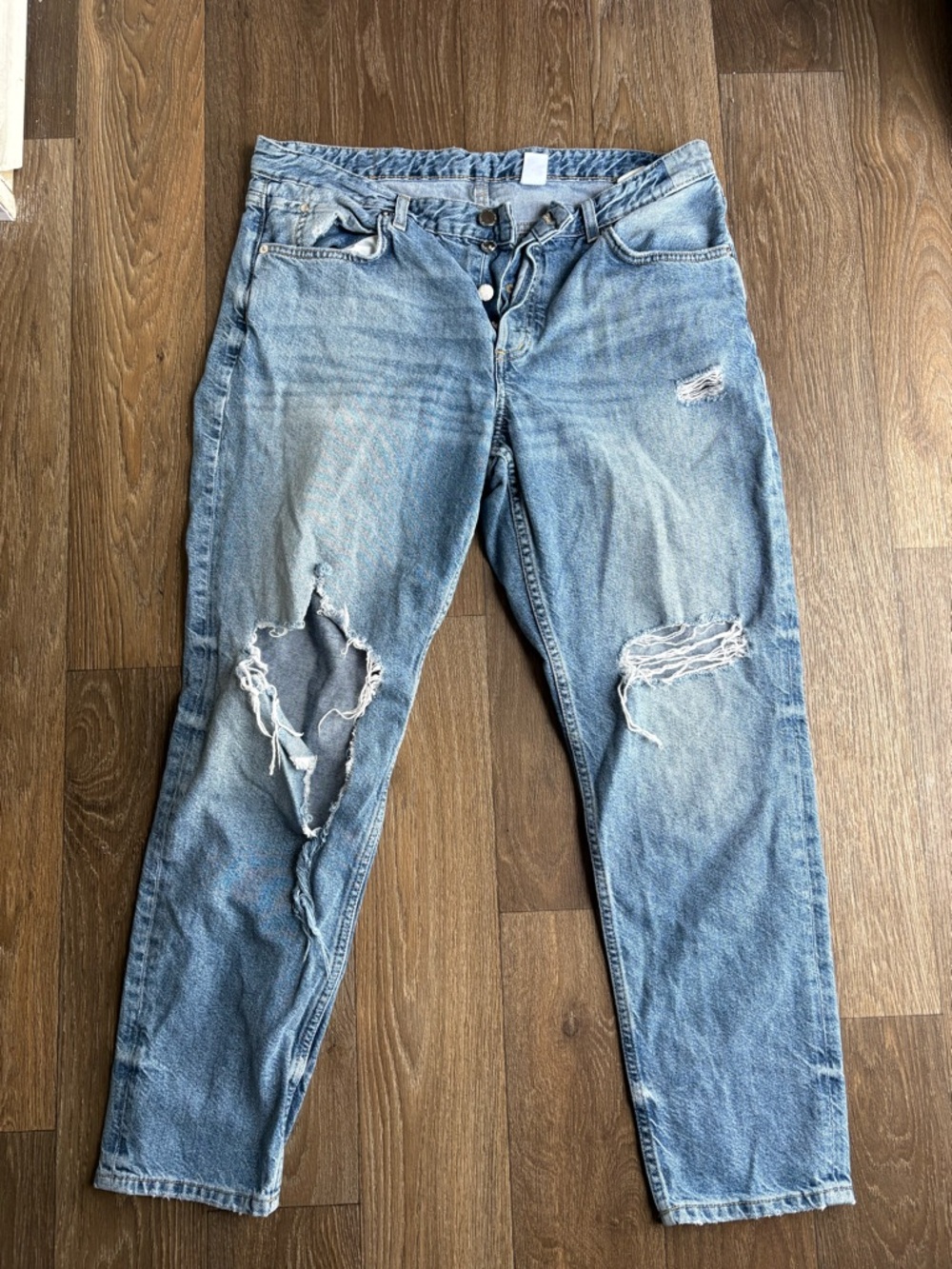 Relaxed Boyfriend Jeans in Light Blue with Distressed Detailing